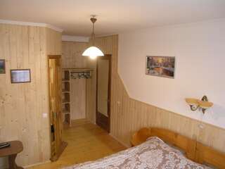 Гостевой дом Sadyba Bilya Richky Яремче Двухместный номер с 2 отдельными кроватями и ванной комнатой-4