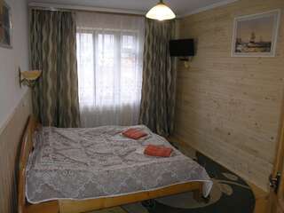 Гостевой дом Sadyba Bilya Richky Яремче Двухместный номер с 2 отдельными кроватями и ванной комнатой-1