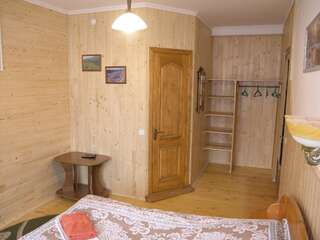 Гостевой дом Sadyba Bilya Richky Яремче Двухместный номер с 2 отдельными кроватями и ванной комнатой-2